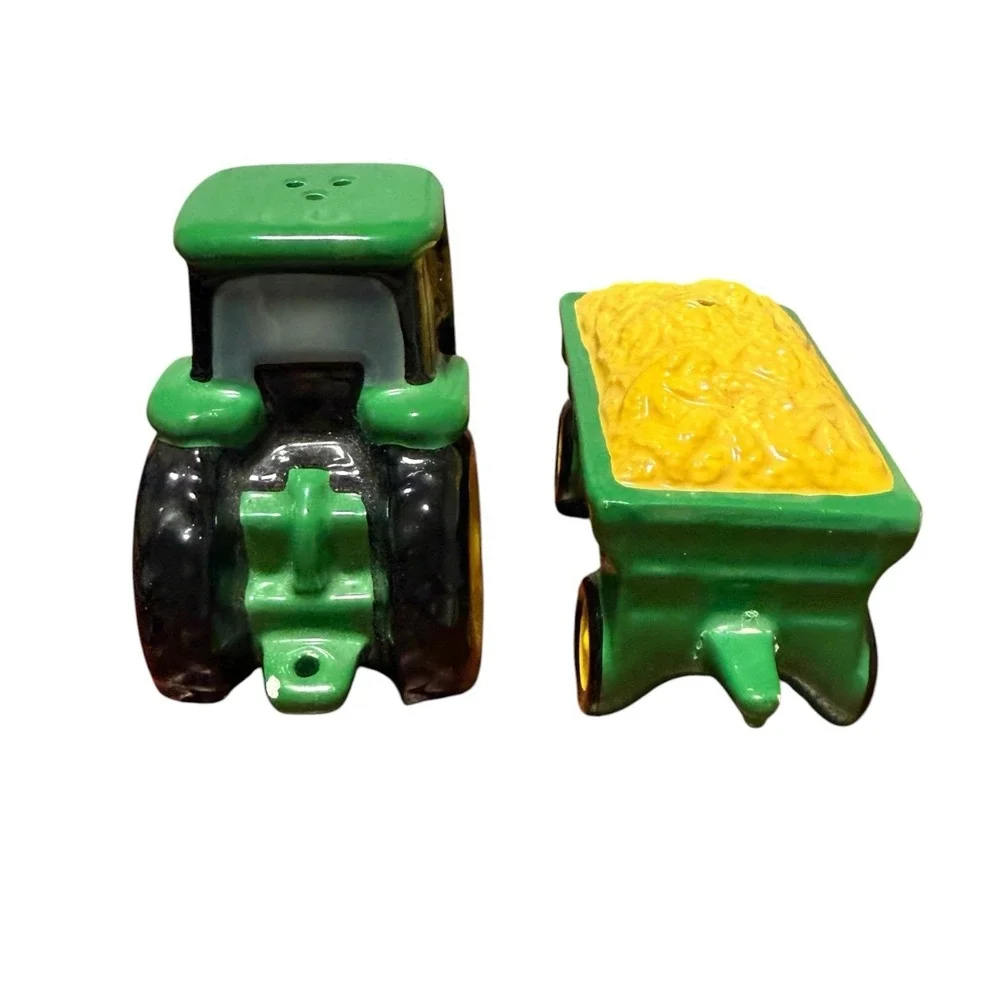 JOHN DEERE TRACTOR AND WAGON SALT AND PEPPER SHAKERS 1998